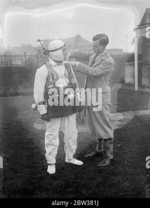 Eddy Swan un jeune parachutiste amateur , avec son matériel électrique de parachute, a l'intention de sauter de l'ancienne année dans la nouvelle année à l'aérodrome de Broxbourne . Ce ne sera que la troisième fois qu'une descente de nuit en parachute a été faite délibérément en Grande-Bretagne . Ce sera également le premier essai d'un nouveau dispositif d'éclairage qui, on l'espère, fera des descentes dans l'obscurité aussi sûr que ceux de la lumière du jour . M. Swan portera un costume volant auquel sont fixés un certain nombre de lampes électriques . Ils sont destinés à guider le parachutiste vers un atterrissage en toute sécurité . Il fera son saut dans l'espace à 11 ans. 58 h et essayez Banque D'Images