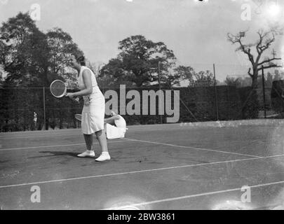 Matchs d'essai de la coupe Wightman à Wimbledon . Les principales femmes de tennis britanniques se sont rencontrées lors de matchs pour décider qui sera l'équipe de la coupe britannique de Wightman de cette année à Wimbledon . Photo show ' s , Miss Betty Nuthall et Miss Dorothy Round in play . 10 mai 1934 Banque D'Images