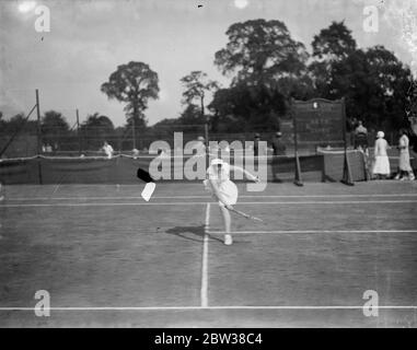 Les jeunes étoiles de tennis se rencontrent à Wimbledon , pour décider du titre national . Il y avait une inscription record pour les championnats nationaux juniors de tennis de pelouse britanniques qui ont ouvert à Wimbledon . Photos Miss C D Musson en jeu à Wimbledon . 10 septembre 1934 Banque D'Images