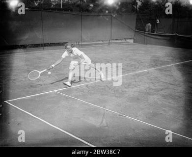 Les jeunes étoiles de tennis se rencontrent à Wimbledon , pour décider du titre national . Il y avait une inscription record pour les championnats nationaux juniors de tennis de pelouse britanniques qui ont ouvert à Wimbledon . La photo montre Miss A Bypass en action dans les tours d'ouverture du tournoi . 10 septembre 1934 Banque D'Images