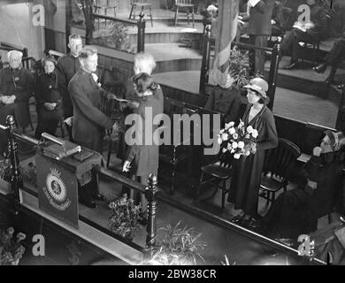 Le capitaine Sture Larsson , commandant du corps de Streatham Vale de l'Armée du Salut , a été marié à la Citadelle de Penge à Captian Flora Benwell, du quartier général international . La photo montre la cérémonie en cours . 11 septembre 1934 Banque D'Images