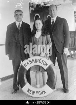 Le premier ambassadeur de Russie aux États-Unis sous le régime soviétique part pour New York . M. Alexander Troyanovsky , le premier ambassadeur russe aux États-Unis sous le régime soviétique , a quitté Southampton dans le paquebot SS Washington pour New York . Il était accompagné de M. William C Bullitt , ambassadeur des États-Unis en Russie , qui était accompagné de sa fille de neuf ans Anne . Photos ; M. Alexander Troyanovsky avec M. William Bullitt et Anne Bullitt à bord du paquebot SS Washington à Southampton . 1934 Banque D'Images