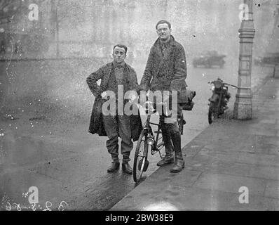 Cinquante - trois mille milles sur un cycle en tandem . Après avoir parcouru 53 , 000 miles sur un tandem vélo , en Angleterre et à l'étranger , L G Murray de Brighton et John Lamb de Liverpool , sont arrivés à Marble Arch , Londres . Photos ; L G Murray ( plus grand ) et John Lamb , à leur arrivée à Marble Arch . 31 décembre 1933 Banque D'Images