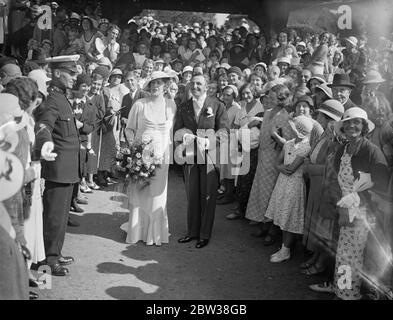 Clarice Mayne épousa ' Teddy ' knox à l'église du village . Mlle Clarice Mayne , la revue actrice , a été mariée à M. Albert ( Teddy ) KNOX , de Nervo . et KNOX Fame , à l' église St Mary ' s , East Preston , près d' Angmering , Sussex . Mlle Mayne a été remise par son frère , M. H A Dully . Spectacles de photos , la mariée et le marié après la cérémonie . 6 septembre 1934 Banque D'Images