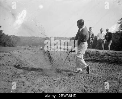 Freddie Miller rencontre Archie Compston au golf . Freddie Miller , le champion américain de poids plume , Me Archie Compton dans un match de golf à Coombe Hill . Miller joue au golf dans le cadre de sa formation . Photos , Freddie Miller en voiture d'un bunker . 26 septembre 1934 Banque D'Images