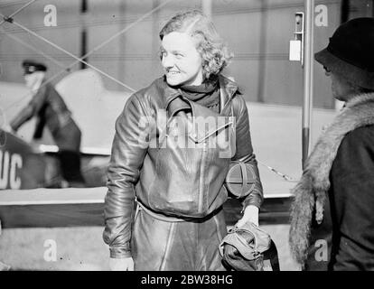 La jeune fille australienne part sur un vol de record solitaire à destination de l'Australie son premier vol longue distance . Mlle Freda Thompson souriant avec joie à l'aérodrome de Lympe avant de prendre son vol solitaire . 29 septembre 1934 Banque D'Images