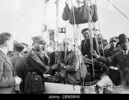 Un concurrent polonais remporte la course de ballons Gordon Bennett . Terres dans le nord de la Finlande après avoir couvert 869 milles . 28 septembre 1934 Banque D'Images