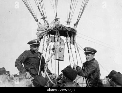 Un concurrent polonais remporte la course de ballons Gordon Bennett . Terres dans le nord de la Finlande après avoir couvert 869 milles . 28 septembre 1934 Banque D'Images