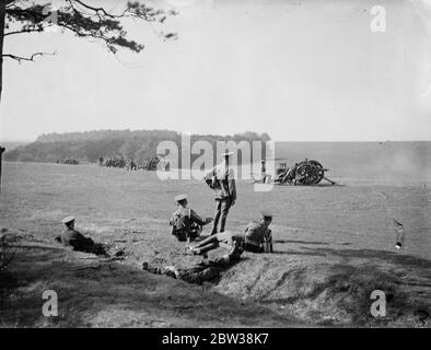 Des batteries de champions de l'artillerie de campagne territoriale de l'Angleterre , de l'Écosse et du pays de Galles se disputent le prix du Roi à Larkhill sur la plaine de Salisbury . Photos , les tireurs terriers pendant la compétition à Lark Hill . 27 septembre 1934 Banque D'Images