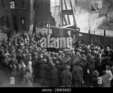 Mme Booth visite le site du premier abri de l'armée pour célébrer le jubilé . Photos , vue générale de la réunion . 27 septembre 1934 Banque D'Images