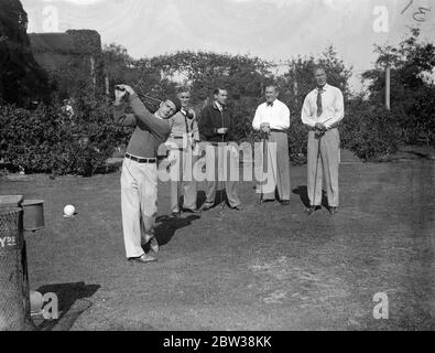 Freddie Miller rencontre archie Compston au Golf . Photos , Miller conduite surveillée par M. Harding Compson , M. Charles Tucker et Ted Broadribb . 27 septembre 1934 Banque D'Images