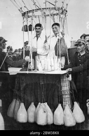 Un concurrent polonais remporte la course de ballons Gordon Bennett . Terres dans le nord de la Finlande après avoir couvert 869 milles . 28 septembre 1934 Banque D'Images