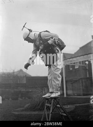 Eddy Swan un jeune parachutiste amateur , avec son matériel électrique de parachute, a l'intention de sauter de l'ancienne année dans la nouvelle année à l'aérodrome de Broxbourne . Ce ne sera que la troisième fois qu'une descente de nuit en parachute a été faite délibérément en Grande-Bretagne . Ce sera également le premier essai d'un nouveau dispositif d'éclairage qui, on l'espère, fera des descentes dans l'obscurité aussi sûr que ceux de la lumière du jour . M. Swan portera un costume volant auquel sont fixés un certain nombre de lampes électriques . Ils sont destinés à guider le parachutiste vers un atterrissage en toute sécurité . Il fera son saut dans l'espace à 11 ans. 58 h et essayez Banque D'Images