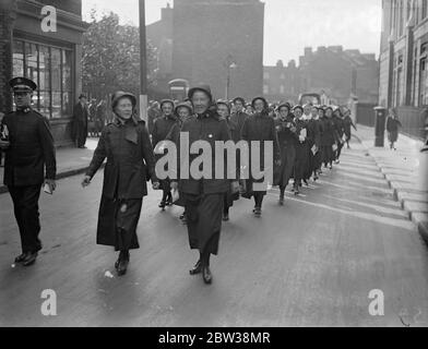 Mme Booth visite le site du premier abri de l'armée pour célébrer le jubilé . Photos , Mme Bramwell Booth et la commissaire Catherine Bramwell Booth , qui mènent la procession au site du premier refuge de la rue Hanbury . 27 septembre 1934 Banque D'Images