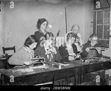 Les adeptes des tuyaux de PAN comme étudiants à l'école de vacances de Londres . Une des plus étranges écoles de vacances jamais tenues est en cours à Bedford College , dont il y a plus d'une centaine , sont dévotés des tuyaux de PAN , et le cours auquel ils sont présents a été organisé par les cornemuses ' guild ' . La guilde a été formée il y a un peu plus d'un an ' pour faire plus loin l'artisanat triple , de faire , décorer , jouer , chaque homme a ses propres instruments ' avant que quiconque puisse être membre , Il ou elle doit signer un formulaire indiquant ' J'ai fait et joué mon propre pipe . ' . Photos ; fabrication de tuyaux et dru Banque D'Images