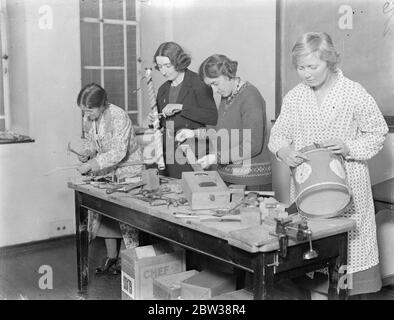 Les adeptes des tuyaux de PAN comme étudiants à l'école de vacances de Londres . Une des plus étranges écoles de vacances jamais tenues est en cours à Bedford College , dont il y a plus d'une centaine , sont dévotés des tuyaux de PAN , et le cours auquel ils sont présents a été organisé par les cornemuses ' guild ' . La guilde a été formée il y a un peu plus d'un an ' pour faire plus loin l'artisanat triple , de faire , décorer , jouer , chaque homme a ses propres instruments ' avant que quiconque puisse être membre , Il ou elle doit signer un formulaire indiquant ' J'ai fait et joué mon propre pipe . ' . Photos ; fabrication de tuyaux et dru Banque D'Images
