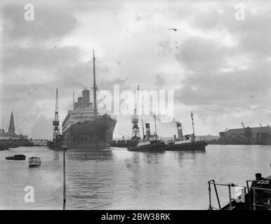 Berengaria va dans un quai flottant sec pour la révision à Southampton . Le paquebot cunard Berengaria a été amené dans le quai flottant sec de Southampton pour révision . Photos ; la Berengaria entrant dans le quai flottant de Southampton . 5 janvier 1934 30, 30, 30, 30, 30, 30, 30, 30, 30, 30 Banque D'Images