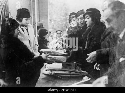 La princesse Maria de Savoie distribue des cadeaux épiphany à Rome . La princesse Maria de Savoie , la plus jeune fille du roi et de la reine d'Italie , a distribué les cadeaux épiphany du duce à Rome . A chaque présent, on a donné un portrait signé de Signor Mussolini . Photos , Princess Maria distribuant les cadeaux . 9 janvier 1934 30, 30, 30, 30, 30, 30, 30, 30, 30, 30 Banque D'Images