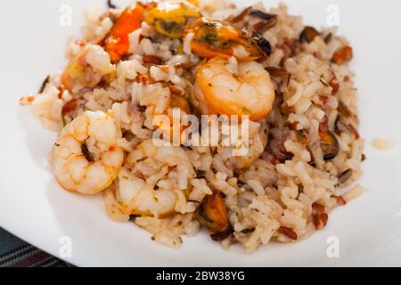 Riz aux crevettes et appétissante moules. Plat de fruits de mer alimentaires Banque D'Images