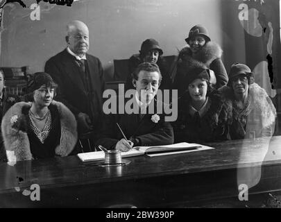 Jeune ténor irlandais marié à Londres . M. Danny Malone , le jeune ténor irlandais qui a atteint la renommée presque la nuit , a été marié à la salle Vesty , Ealing Green , Londres , à Mlle Hazel Knight de Chiswick . M. Malone a trouvé un succès avec une spectaculaire rapidité en Angleterre après avoir perdu son emploi dans un chantier naval irlandais et foulé le Bush en Australie. Photos ; la mariée ( à droite ) et le marié signant le registre . 16 janvier 1934 30, 30, 30, 30, 30, 30, 30, 30, 30, 30 Banque D'Images