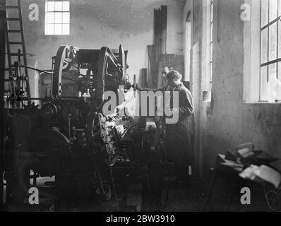 Tissage de la teadde Hampshire dans une ancienne usine qui a été inactive pendant cent ans . Un ancien moulin de Fordingbridge dans la New Forest , Hampshire , qui est resté inactif pendant 100 ans, est à nouveau venu à la vie . Il est de tissage en laine de tadventis des troupeaux qui se broutent sur la plaine de Salisbury et il est espéré de faire Hampshire tadventis aussi célèbre que la variété Harris . Les machines pour lesquelles les anciennes slueries fournissent de l'électricité ont été ramenés de Westmorland et les lainages experts ont été ramenés du Nord aussi . Le nouveau propriétaire de l'usine est le Major C T Napier . Photos ; le responsable expliquant le procès Banque D'Images