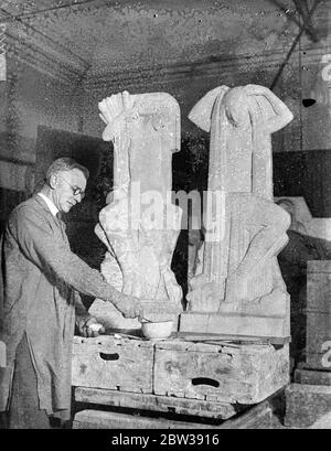 Panneaux de sujet saisissants du sculpteur de Londres . M. T J Clapperton , A R B S , le sculpteur londonien , au travail dans son studio sur deux panneaux de sujet ' Pool ' et ' Waterfall ' . 11 janvier 1934 30, 30, 30, 30, 30, 30, 30, 30, 30, 30 Banque D'Images