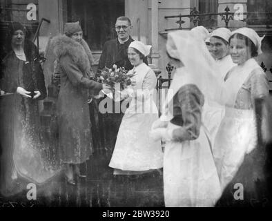 Princess Alice ouvre une auberge d'étudiants à Londres . La princesse Alice , comtesse d'Athlone a ouvert l'auberge d'étudiants de la National Children adoption Association à Campden Hill Gardens , Londres . Photos ; Princesse Alice recevant un bouquet d'infirmières à l'arrivée . 15 janvier 1934 30, 30, 30, 30, 30, 30, 30, 30, 30, 30 Banque D'Images