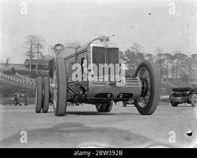 Voiture avec roues arrière doubles pour la course de montagne Brooklands . M. D N Letts M G car a été testé à Brooklands en préparation pour la course de Pâques . Il est équipé de roues arrière doubles spécialement pour la course de montagne lundi . Photos ; voiture de M. D N Letts avec roues arrière doubles à Brooklands . 28 mars 1934 30, 30, 30, 30, 30, 30, 30, 30, 30, 30 Banque D'Images