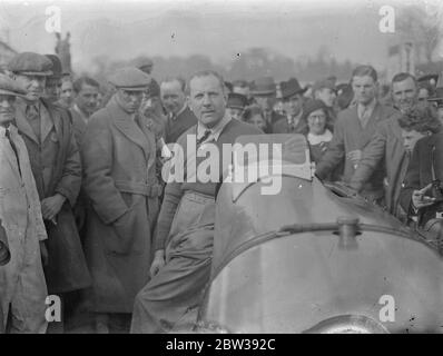 John Cobb brise le record du tour Brooklands . M. John Cobb , à la conduite de la voiture Napier Railton de 400 ch , a battu le record du tour Brooklands . Depuis le feu Sir Henry Birkin a mis le chiffre à 137 . 96 mph avec son Bentley il y a deux ans , ce record le plus convoité de Brooklands a échappé à d'autres conducteurs . Photos , M. John Cobb étant acclamé après avoir battu le record . 2 avril 1934 30, 30, 30, 30, 30, 30, 30, 30, 30, 30 Banque D'Images