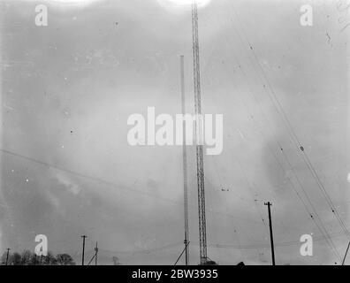 Le nouveau géant de la BBC prend forme à Droitwich . Grand émetteur ' s 700 pieds tours aériennes . Les grands mâts d'acier de 700 pieds de haut , le plus haut jamais mis en place par la BBC pour la nouvelle station de radiodiffusion de haute puissance à Droitwich , Worcestershire , ont maintenant été achevés . La station qui est entourée par un air ' hush hush ' , sera prête pour l'opération en été . Cet émetteur national dispose d'une puissance aérienne pouvant atteindre 200 kilomètres et qui est suffisamment puissante pour attirer la plupart des émissions européennes . Chacun des mâts d'antenne est maintenu perpendiculairement par 21 cordes en acier , anchore Banque D'Images