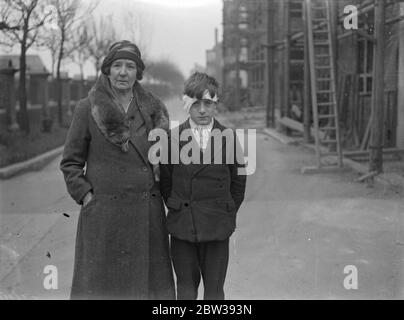 Garçon tué et garçon et fille blessé dans la fusillade à Fair . Nicholas Edwards , 11 ans , de North Kensington a été tué , Mlle Lilian Maud Clark , 18 ans , une accompagnateur de Notting Hill et Alfred Edward Pope , 13 ans , de North Kensington , ont été blessés dans un accident à une galerie de tir à des exfoliations de Wormwood , Salon des fêtes de la banque . Des milliers de personnes ont entamé le sol quand cinq coups ont sonné dans un volée . Edwards a été tiré par la tête . Mlle Clark a été blessée dans la joue et le Pape . Il est allégué qu'un fusil répété était rechargé en pointant vers la foule quand il est accidentellement Banque D'Images