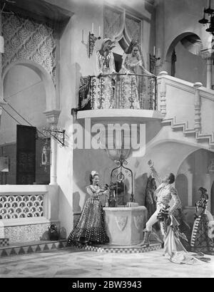 Douglas Fairbanks commence à travailler sur son nouveau film britannique . La production du nouveau film de Douglas Fairbanks, la vie privée de Don Juan, a été lancée dans les studios de la production impériale. Merle Oberon et Benita Hume sont également dans la troupe . Photos , Douglas Fairbanks et Merle Oberon (ci-dessous) avec d'autres dames de la fonte dans une des scènes . 5 avril 1934 30, 30, 30, 30, 30, 30, 30, 30, 30, 30 Banque D'Images