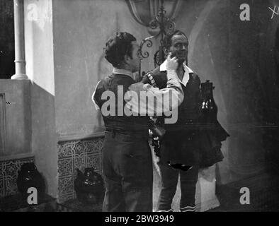 Douglas Fairbanks commence à travailler sur son nouveau film britannique . La production du nouveau film de Douglas Fairbanks, la vie privée de Don Juan, a été lancée dans les studios de la production impériale. Merle Oberon et Benita Hume sont également dans la troupe . Photos ; Douglas Fairbanks en train d'être fait - avant de passer sur la table . 5 avril 1934 30, 30, 30, 30, 30, 30, 30, 30, 30, 30 Banque D'Images