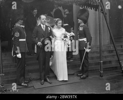 Cousin de Lord Desborough marié à la chapelle royale militaire . M. Pascoe Glyn , des Grenadier Guards, a été marié à la Chapelle militaire royale , à la caserne Wellington , à Mlle Katherine Grenfell , cousine de Lord Desborough et fille du colonel et de Mme Arthur Grenfell . La mariée portait un train de sept mètres de long. Photos , la mariée et le marié en laissant par la garde d'honneur . 18 avril 1934 . 30s, 30s, 1930, 1930, 1930, trente, dix-neuf trente Banque D'Images