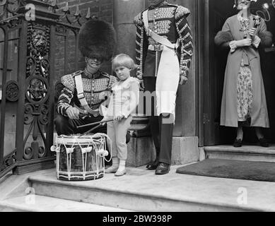 Julius prend une leçon en jouant la batterie . Julius , le petit fils de Lady Diana Cooper , ayant reçu une leçon sur l'une des tambours à Chesterfield House , Park Lane , Londres , lors d'une visite à l'exposition « enfants réfléchis aux âges » . 19 avril 1934 . 30s, 30s, 1930, 1930, 1930, trente, dix-neuf trente Banque D'Images