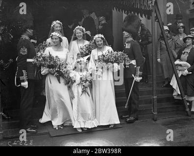 Cousin de Lord Desborough marié à la chapelle royale militaire . M. Pascoe Glyn , des Grenadier Guards, a été marié à la Chapelle militaire royale , à la caserne Wellington , à Mlle Katherine Grenfell , cousine de Lord Desborough et fille du colonel et de Mme Arthur Grenfell . La mariée portait un train de sept mètres de long. Photos , les bridesmaides qui partent par la garde d'honneur . 18 avril 1934 . 30s, 30s, 1930, 1930, 1930, trente, dix-neuf trente Banque D'Images