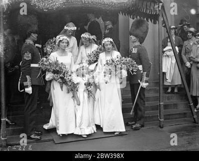 Cousin de Lord Desborough marié à la chapelle royale militaire . M. Pascoe Glyn , des Grenadier Guards, a été marié à la Chapelle militaire royale , à la caserne Wellington , à Mlle Katherine Grenfell , cousine de Lord Desborough et fille du colonel et de Mme Arthur Grenfell . La mariée portait un train de sept mètres de long. Photos , les bridesmaides qui partent par la garde d'honneur . 18 avril 1934 . 30s, 30s, 1930, 1930, 1930, trente, dix-neuf trente Banque D'Images