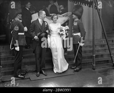 Cousin de Lord Desborough marié à la chapelle royale militaire . M. Pascoe Glyn , des Grenadier Guards, a été marié à la Chapelle militaire royale , à la caserne Wellington , à Mlle Katherine Grenfell , cousine de Lord Desborough et fille du colonel et de Mme Arthur Grenfell . La mariée portait un train de sept mètres de long. Photos , la mariée et le marié en laissant par la garde d'honneur . 18 avril 1934 . 30s, 30s, 1930, 1930, 1930, trente, dix-neuf trente Banque D'Images