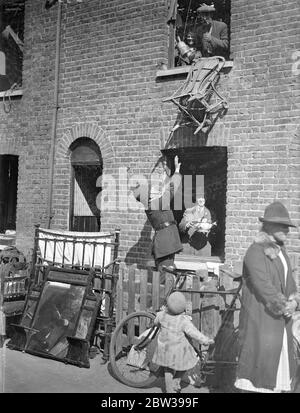 La mort et la dévastation sont la suite de l'explosion à l'usine chimique de Mitcham . Un garçon a été tué et beaucoup ont été blessés à la suite d'une explosion à la Bush Chemical Factory à Mitcham , Londres . Le garçon était Richard Addaway , âgé d'environ 10 ans, de Belgrave Road , Mitcham , où les maisons ont été démolies par l'explosion . Photos de spectacles ; UN policier aidant les familles à récupérer des meubles du premier étage de leur maison . 30 mars 1933 30, 30, 30, 30, 30, 30, 30, 30, 30, 30 Banque D'Images