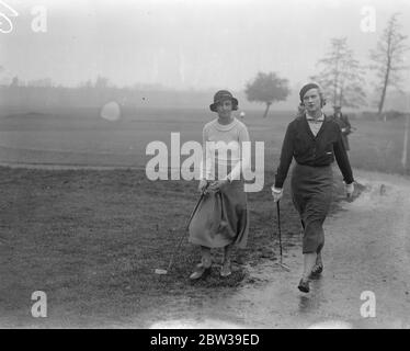 Le golf parlementaire féminin à Ranelagh . Le Ladies Parliamentary Golf Club , a ouvert sa réunion de printemps au Ranelagh Club , Londres . Photos , l'honorable Elizabeth Brand ( à droite ) et Mme Dennis Hill - Wood . 27 avril 1934 Banque D'Images