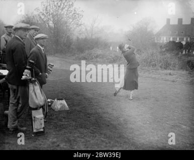 Lady Astor joue dans la première partie de Parliamentary Golf handicap à Walton Heath . Le Prince de Galles , Lady Astor et 120 députés , ont participé au premier tour du handicap de golf parlementaire qui a été joué sur le parcours de Walton Heath , Surrey . Photos , Lady Astor conduite du 1er tee à Walton Heath . 28 mars 1933 Banque D'Images