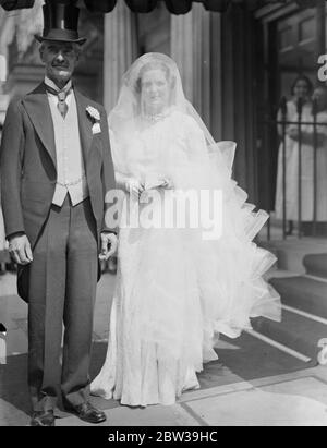 Fille du chancelier de l'Échiquier mariée. Mlle Dorothy Chamberlain , épouse M. Stephen Lloyd à la vieille église de Chelsea . La photo montre la mariée qui part avec son père M. Neville Chamberlain . 24 juillet 1935 Banque D'Images