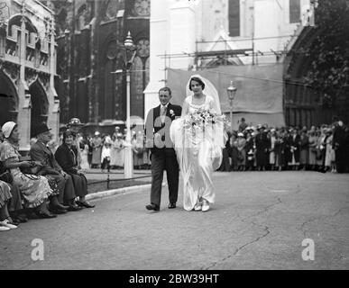 La fille du député s'est mariée à l'ancien Cricketer Somerset à quatre dans l'après-midi. M. John Stewart Jackson s'est marié à Mlle Jean Kirkpatrick à l'église St Margaret , Westminster . 24 juillet 1935 Banque D'Images