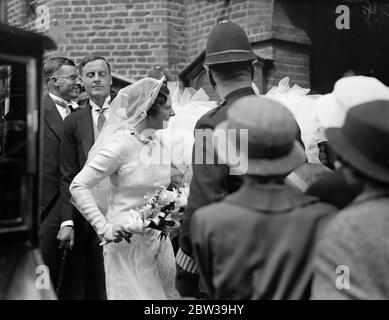Fille du chancelier de l'Échiquier mariée. Mlle Dorothy Chamberlain , épouse M. Stephen Lloyd à la vieille église de Chelsea . La photo , le voile de la mariée étant fouetté par le vent . 24 juillet 1935 Banque D'Images