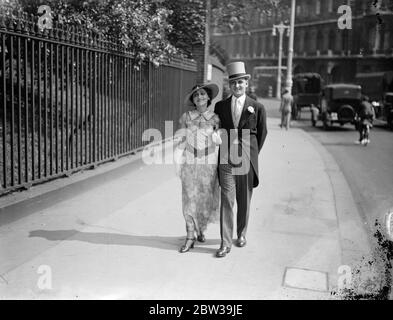 Femme américaine avocate à la Royal Garden Party à Buckingham Palace . Mlle Fanny Holtzman , la célèbre avocate américaine , arrivant avec son frère , M. David Marshall Holtzman , pour le Garden Party . 25 juillet 1935 Banque D'Images