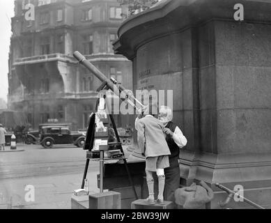 Le télescope de Londres célèbre la quarantième année sur son terrain . M. Edwin Crocker, quatre-vingt ans, a terminé sa quarantième année sur son terrain de Westminster Pier , où il permet aux gens de regarder à travers son télescope à la face de Big Ben à un penny à la fois . 22 juillet 1935 Banque D'Images