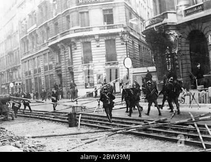 Plus d'un millier d'arrestations à Paris contre les émeutes de réduction des salaires - la police dans des batailles féroces avec des manifestants . Les gardes mobiles s'en prendre aux barricades érigées par les manifestants dans la rue Lafayette . 20 juillet 1935 Banque D'Images