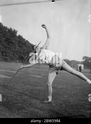 Les athlètes lycéens de Paris rencontrent l'équipe de Londres pour la première fois à l'école Rutlish , Merton , Londres . Photos , Werner Quintin de l' Ecole supérieure de Commerce , Paris , faisant son jet gagnant dans l'événement javelin . 26 juillet 1935 Banque D'Images