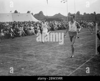 Les athlètes lycéens de Paris rencontrent l'équipe de Londres pour la première fois à l'école Rutlish , Merton , Londres . Photos montre, André Dumas venant 2 dans le 440 yard tiret . 26 juillet 1935 Banque D'Images