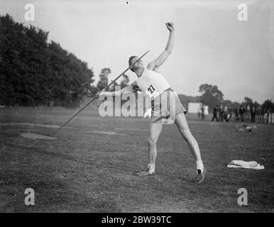 Les athlètes lycéens de Paris rencontrent l'équipe de Londres pour la première fois à l'école Rutlish , Merton , Londres . Photos , Werner Quintin de l' Ecole supérieure de Commerce , Paris , faisant son jet gagnant dans l'événement javelin . 26 juillet 1935 Banque D'Images